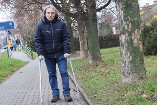 Z domova nedokáže vyjít bez berlí, ale důchod mu vzali - Novinky